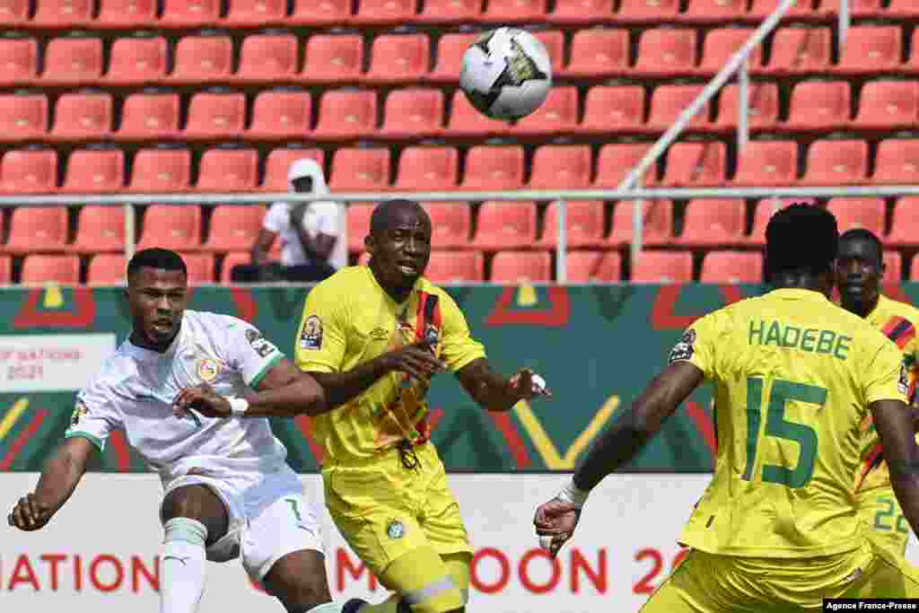 Senegal&#39;s forward Keita Balde (L) vies with Zimbabwe&#39;s defender Gerald Takwara (2nd L).