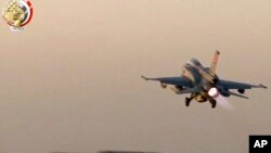埃及军方提供的视频截图显示一架埃及战机从埃及某个未披露的地点起飞，打击激进分子在利比亚城市德尔纳的藏身处。（2017年5月26日）