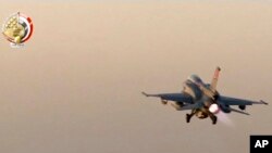 Dalam gambar yang diambil dari video yang dirilis oleh militer Mesir, sebuah jet tempur Mesir lepas landas dari sebuah lokasi yang dirahasiakan di Mesir untuk menyerang tempat persembunyian militan di kota Darna, Libya, 26 Mei 2017.