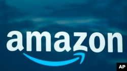 Logo dari perusahaan Amazon yang terdapat dalam foto yang diambil pada 1 Oktober 2020. (Foto: AP/Steven Senne)