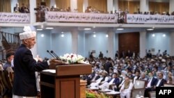 Presiden Afghanistan Ashraf Ghani (kiri) berpidato pada hari pertama pertemuan akbar Loya Jirga di Aula Loya Jirga, Kabul, 7 Agustus 2020. (Foto: Press Office of President of Afghanistan/AFP).