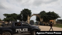 Un camion de police est stationné à l'extérieur de l'entrée des logements du personnel de l'Université d'Abuja où des hommes armés inconnus ont enlevé des professeurs et des membres de leurs familles à Abuja, au Nigeria, le 2 novembre 2021.