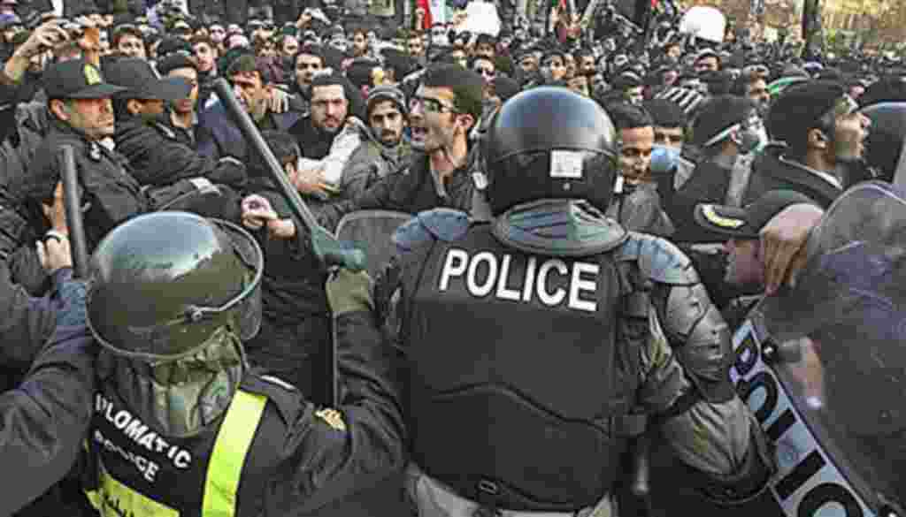 La policía iraní evita que los manifestantes entren en la embajada británica de Teherán, Irán, 29 de noviembre de 2011.