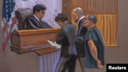 Ilustración de Joaquin "El Chapo" Guzman, derecha, y sus abogados defensores, Michael Schneider, centro derecha, y Michelle Gelernt ante el juez Brian Cogan.