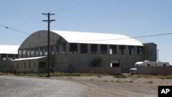 Foto del 22 de mayo del 2019 de un hangar abandonado de Deming, Nuevo México, donde están siendo alojadas familias de migrantes que esperan se procesen sus pedidos de asilo. (AP Photo/Cedar Attanasio)
