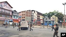Indian paramilitary soldiers patrol the curfew-bound streets of Srinagar in Indian Kashmir, 14 Sep 2010