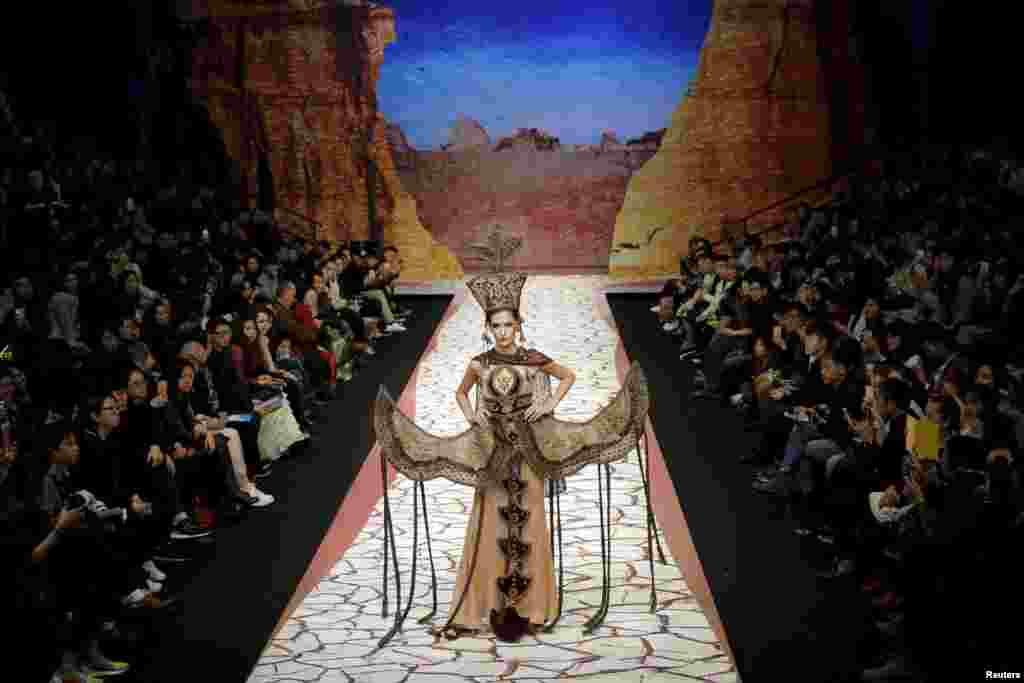 Modelo apresentando última criação de Tao Loulan durante o China Fashion Week em Pequim.