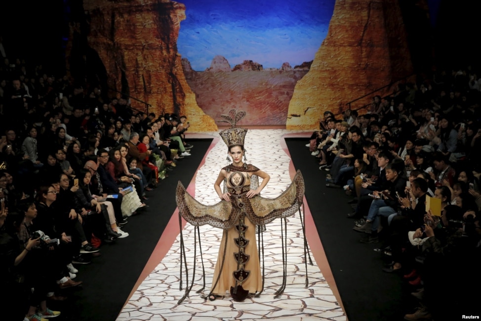 est100 一些攝影(some photos): China Fashion Week, in Beijing. 中國時裝週