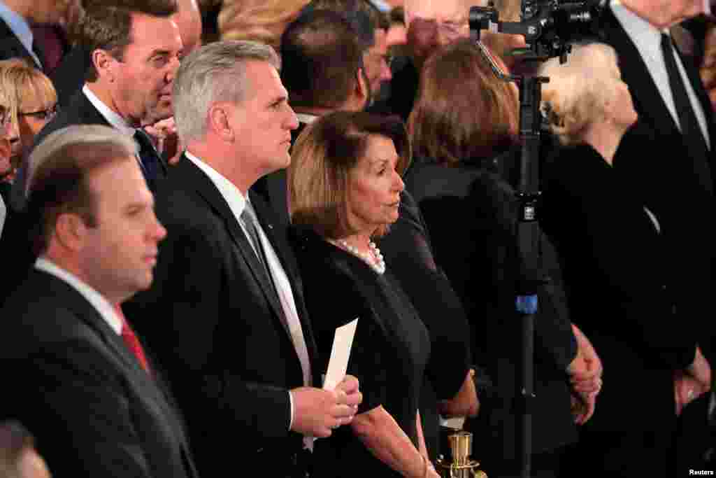 Anggota Kongres Kevin McCarthy dari Partai Republik dan Nancy Pelosi dari Partai Demokrat menghadiri upacara penghormatan untuk mendiang mantan Presiden AS George H.W. Bush di dalam Rotunda Gedung Capitol di Washington, D.C., 3 Desember 2018.