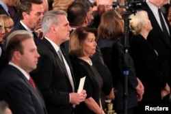 El líder de la minoría de la Cámara de los Estados Unidos, Kevin McCarthy (R-CA) y la representante Nancy Pelosi (D-CA) asisten a las ceremonias del expresidente de EE.UU., George H.W. Bush dentro de la Rotonda del Capitolio en Washington, D.C., 3 de diciembre de 2018.