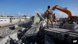 Các chiến binh Libya phá hủy khu Dinh thự Bab al-Aziziya ở Tripoli.