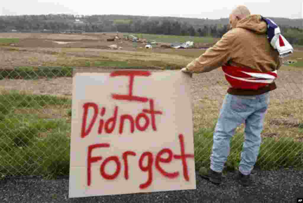 Jeff Ray of Shanksville, Pennsylvania, visits the temporary memorial to United Flight 93 in Shanksville, Monday, May 2, 2011 (AP Photo/Gene J. Puskar (AP)