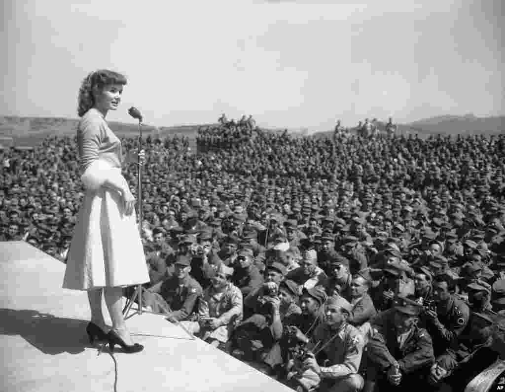Debbie Reynolds entretiene a soldados del 8vo Batallón del Ejército en Seúl, Corea del Sur,&nbsp; mayo 23 de 1955. &nbsp;