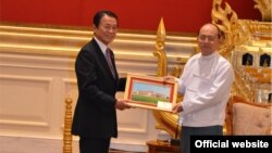 ဂျပန်ဒုဝန်ကြီးချုပ် မစ္စတာတာရိုအာဇို နဲ့ မြန်မာသမ္မတ ဦးသိန်းစိန် နေပြည်တော်တွင် တွေ့ဆုံစဉ်။ (သတင်းမှတ်တမ်း- သမ္မတရုံး)