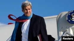 El secretario de Estado de EE.UU., John Kerry hizo su primera parada en Munich, luego saldrá para la India. 