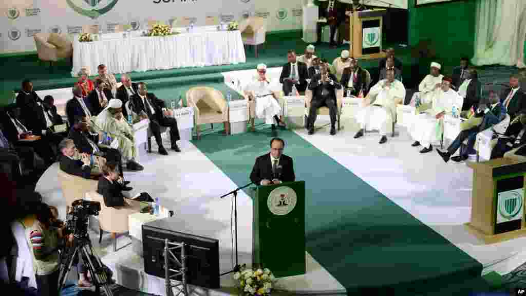 Le président français François Hollande, centre, prononce un discours lors du 2e Sommet sur la sécurité régionale à Abuja, au Nigeria, le 14 mai 2016.