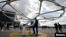 조종사가 내려 "볼로콥터 2X" 2021년 11월 11일 한국 서울 김포공항에서 개최된 어반에어모빌리티공항 데모 이벤트 중 무인 항공기 택시.  (REUTERS/HeoRan)