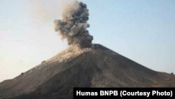 Gunung Anak Krakatau di Selat Sunda sudah sering kali meletus (foto: ilustrasi).
