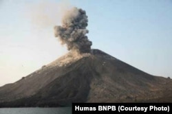 Gunung Anak Krakatau di Selat Sunda, Provinsi Lampung, untuk sekian kali meletus, Rabu, 11 Juli 2018. Letusan Anak Krakatau melontarkan abu vulkanis dan pasir, namun tidak membahayakan penerbangan pesawat terbanng. (Foto: Humas BNPB)