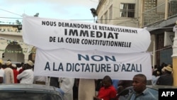 Des partisans et des membres de l'opposition comorienne manifestent dans les rues de Moroni contre le référendum constitutionnel à Moroni, Comores, le 13 juillet 2018. 