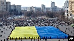 Учасники мітингу в Харкові на підтримку цілісності України 