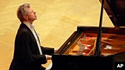 Van Cliburn performing during at a concert dedicated to the memory of the victims of the recent Beslan school massacre in Moscow, Sept 21, 2004.