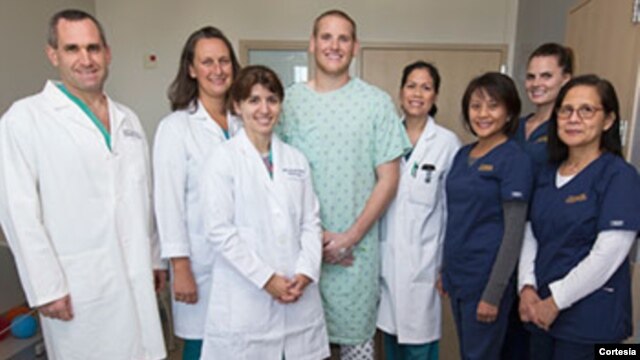 Spencer Stone rodeado con el personal médico que lo atendió en el Centro Médico UC Davis de Sacramento.