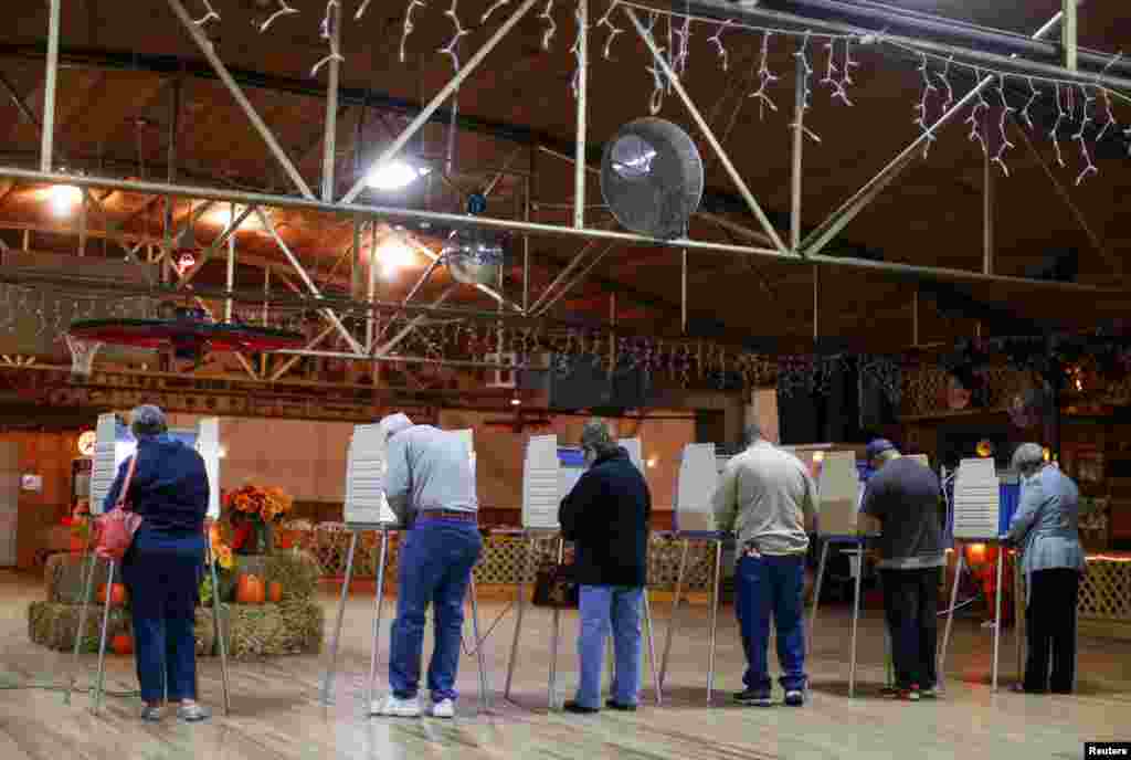 Voters fill in their ballots at a polling station during the U.S. midterm elections in Salisbury, North Carolina, Nov. 4, 2014. 