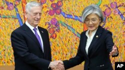 El secretario de Defensa de EE.UU., Jim Mattis, izq., se reunió con la ministra de Relaciones Exteriores de Corea del Sur, Kang Kyung-wha el viernes en Seúl.