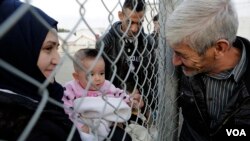 Un Syrien, qui vit à Chypre, accueille sa famille qui vient d'arriver dans un camp de réfugiés à Nicosia, le 4 février 2017.