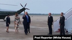 Presiden AS Donald Trump, ditemani Ibu Negara Melania Trump, bersiap menaiki pesawat kepresidenan Air Force One, di pangkalan Joint Base Andrews, Maryland, 2 Juni 2019.
