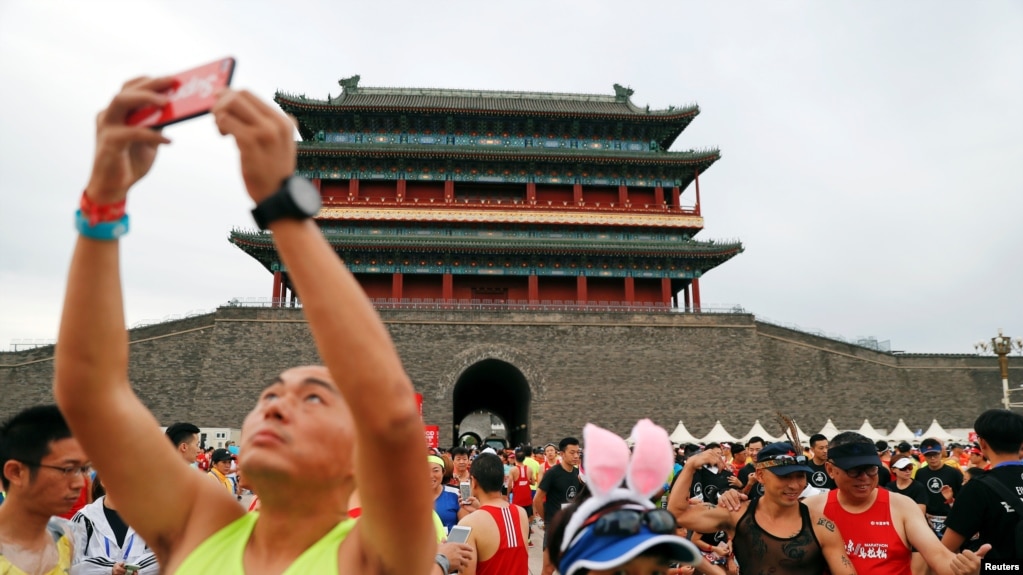 2018年9月16日在北京的广场上，人们准备参加马拉松赛。（路透社）(photo:VOA)