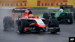 Pebalap tim Marussia Jules Bianchi (kiri) memacu mobilnya sebelum kecelakaan di Suzuka, Jepang Minggu (5/10).