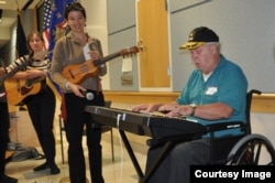 A veteran performs with MusicianCorps artist Laura Cambron on Veterans Day in 2010. (Courtesy MusicianCorps)