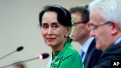 Bà Aung San Suu Kyi trong cuo5c họp báo tại Naypyitaw, Myanmar, ngày 21/11/2017.