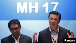 Malaysia's Transport Minister Liow Tiong Lai (R) speaks during a news conference at a hotel near the Kuala Lumpur International Airport in Sepang, July 19, 2014. At left is Malaysia's Department of Civil Aviation Director General Azharuddin Abdul Rahman. 