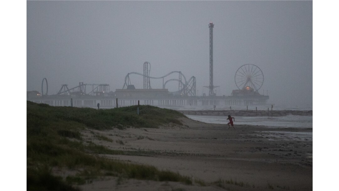 Seorang anak bermain di sepanjang garis pantai menjelang kedatangan Badai Tropis Nicholas di Galveston, Texas, 13 September 2021. (REUTERS/Adrees Latif)