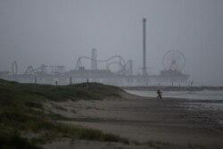 Seorang anak bermain di sepanjang garis pantai menjelang kedatangan Badai Tropis Nicholas di Galveston, Texas, 13 September 2021. (REUTERS/Adrees Latif)