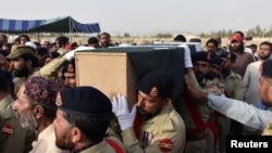 فوجی اہلکار بلوچستان عوامی پارٹی کے اُمیدوار سراج رئیسانی کی میت تدفین کیلئے لے جا رہے ہیں۔