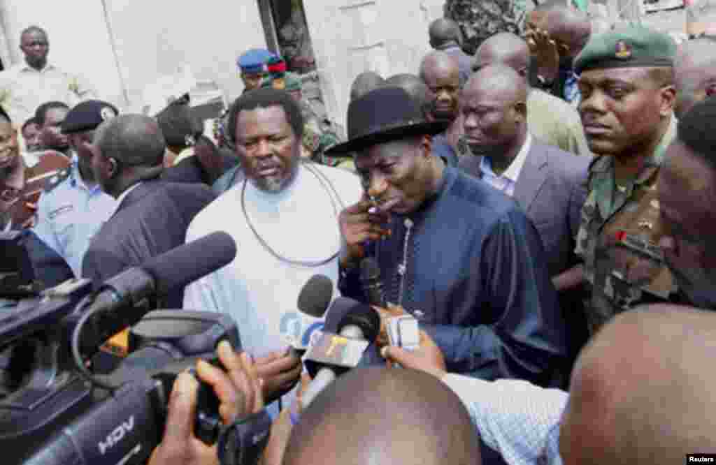 Nigeria's President Goodluck Jonathan speaks to the media during a visit to This Day newspaper in Abuja April 28, 2012. Suicide car bombers targeted the offices of Nigerian newspaper This Day in the capital Abuja and northern city of Kaduna on Thursday, k