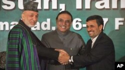ປະທານາທິບໍດີ Hamid Karzai ແຫ່ງອັຟການິສຖານ (ຊ້າຍ), ປະທານາທິບໍດີປາກິສຖານ ທ່ານ Asif Ali Zardari (ກາງ) ແລະ ປະທານາທິບໍດີອີຣ່ານ ທ່ານMahmoud Ahmadinejad ຈັບມືກັນ ເພື່ອຖ່າຍຮູບຫລັງ ຈາກກອງປະຊຸມທີ່ນະຄອນອິສລາມາບັດ ທີ່ 17 ກູມພາ 2012.