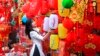 Seorang perempuan melihat-lihat lampion yang dijual di pasar tradisional menjelang perayaan Tahun Baru Imlek atau di Vietnam disebut sebagai "Tet" di kawasan kota tua Hanoi, Vietnam. (Foto: AP)