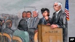 Ilustración del sospechoso del atentado al Maratón de Boston, Dzhokhar Tsarnaev, segundo de la derecha, junto al juez George O'Toole Jr.