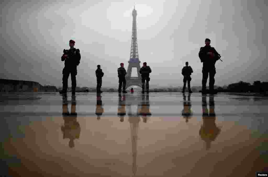 Sekelompok serdadu Perancis berpatroli dekat Menara Eiffel sebagai bagian rencana pengamanan &ldquo;Sentinelle&rdquo; di Paris.