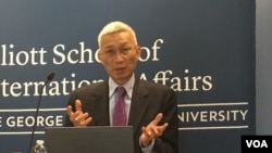 裴敏欣在美国乔治·华盛顿大学就他的新书发表演讲(2016年10月，美国之音斯洋拍摄)。