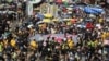 Hong Kong'un Çin'e devredilmesinin yıldönümünde yizbinlerce kişi yeniden sokaklarda protesto eylemleri düzenliyor. 