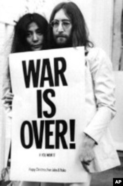 জন লেনন এবং তাঁর স্ত্রী ইয়োকো ওনোর “হ্যাপি ক্রিসমাস, ওয়ার ইস অভার" - যুদ্ধ শেষ