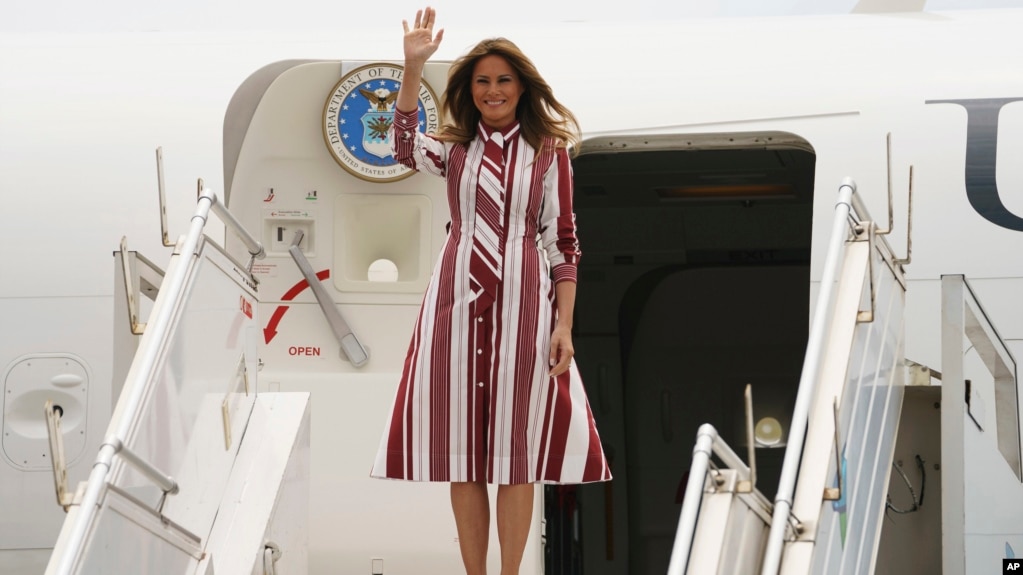 La primera dama de EE.UU., Melania Trump, llega al aeropuerto internacional Kotoka en Accra, Ghana, el martes, 2 de octubre de 2018.