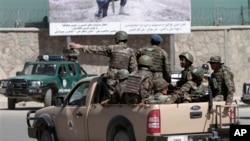Lực lượng an ninh quốc gia Afghanistan đến hiện trường vụ tấn công tại cổng vào của dinh tổng thống ở thủ đô Kabul, ngày 25/6/2013.