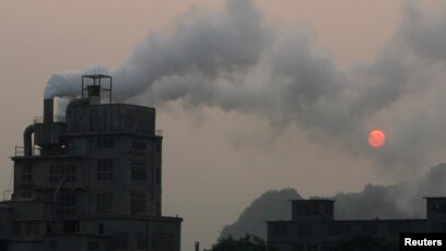 Một nhà máy nhả khói ở ngoại thành Hà Nội.